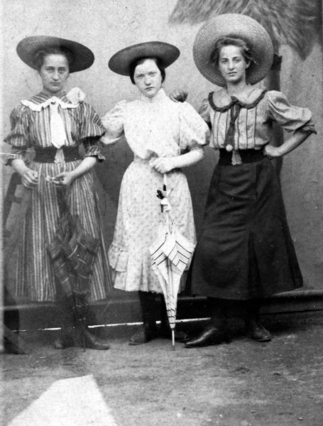 MÉSZÖLY LEONÓRA, 1900